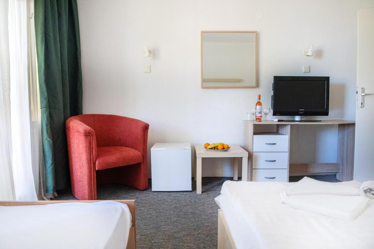 Ce Napfeny Hotel Siofok Ngoại thất bức ảnh