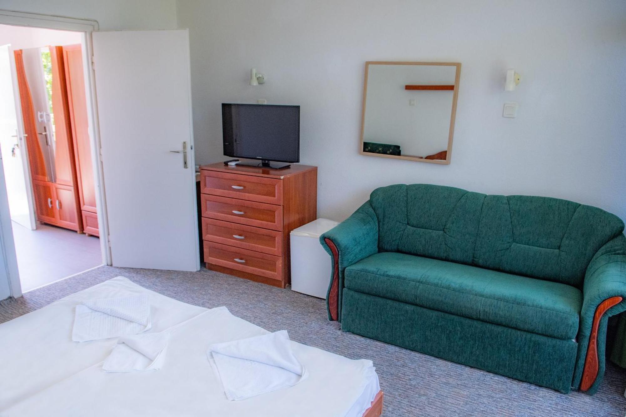 Ce Napfeny Hotel Siofok Ngoại thất bức ảnh